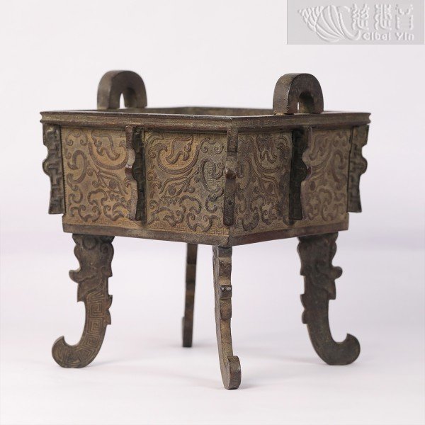 清 铜兽面纹出戟四方鼎