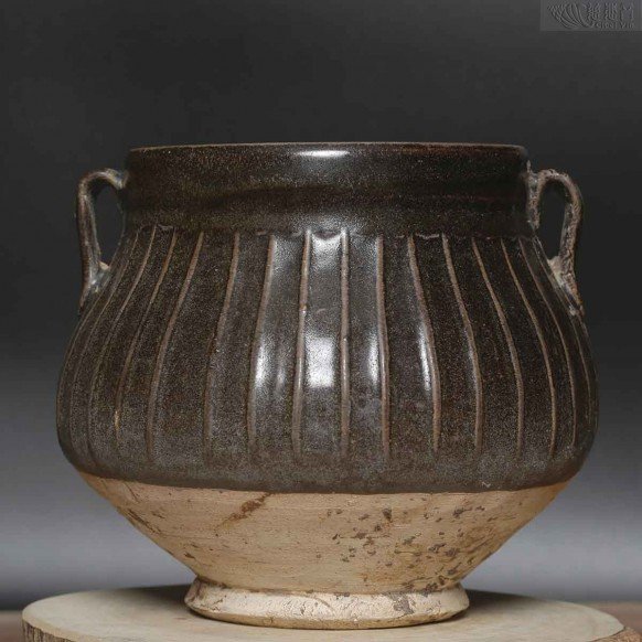宋代褐釉双耳瓜棱宝罐