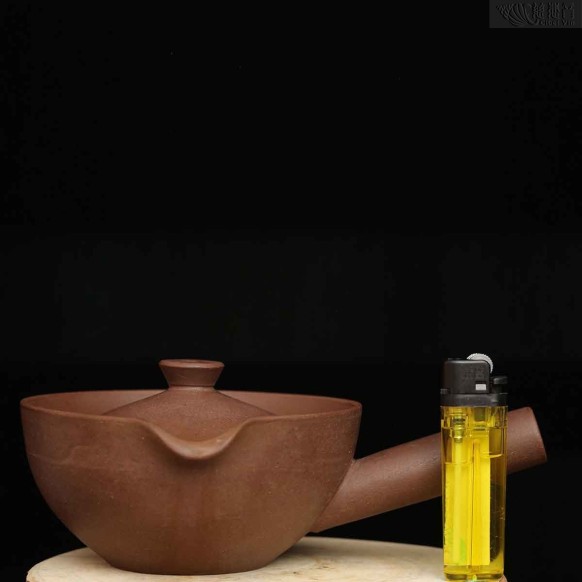 紫砂执柄盖壶 壶盖内款：治？