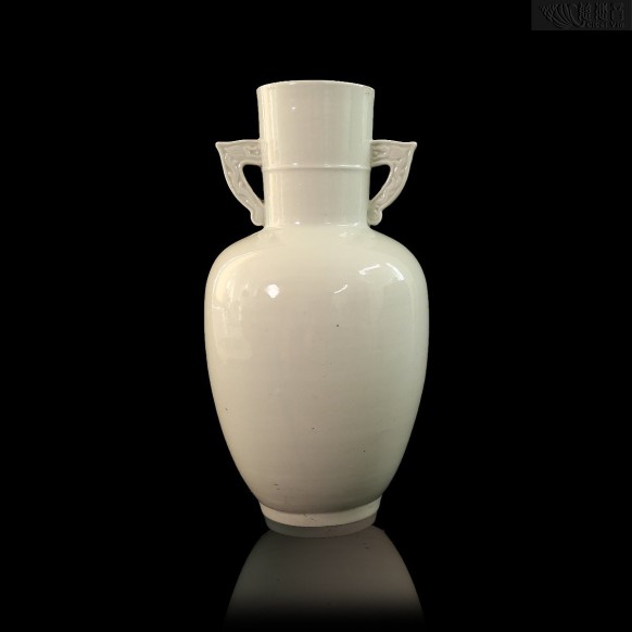双龙耳白瓷瓶