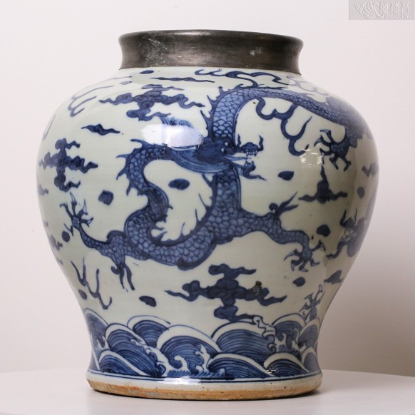 清代青花五爪雙龍聚寶罐