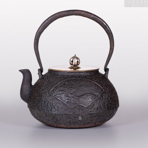 龙文堂造 扇形纹铁壶 (小)