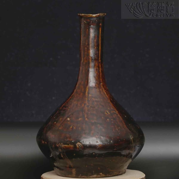 Octagonal vase in brown glaze,Tang dynasty