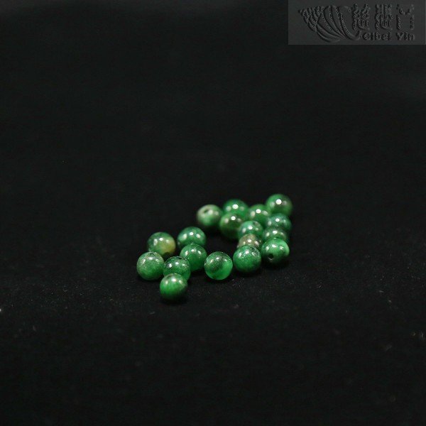 Old Jadeite beadsOld Jadeite beads  (pcs)
