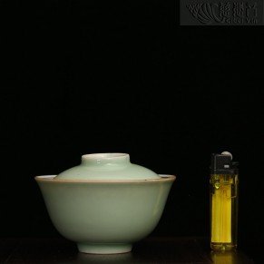 Bowl with lid and blue floral decoration