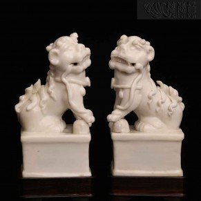 A pair of white porcelain lions