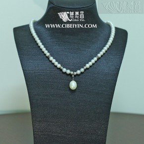 "Stay Gold" Freshwater Pearls Necklace