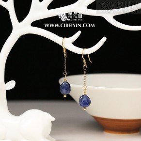"Bright moon, a thousand miles" 18K Gold sapphire earrings