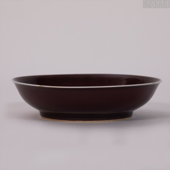 A red-glazed plate made in the Qianlong period of the Qing Dynasty
