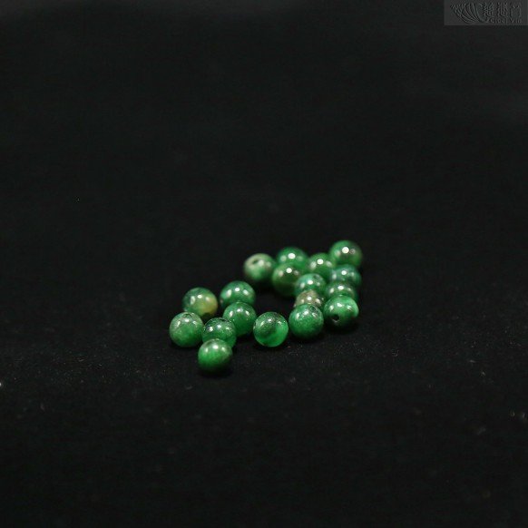 Old Jadeite beadsOld Jadeite beads  (pcs)