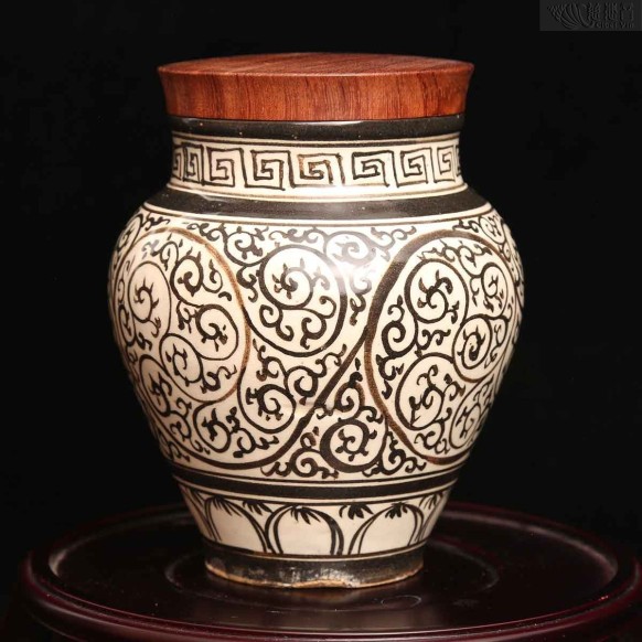 Porcelain Treasure jar with black and white flowers