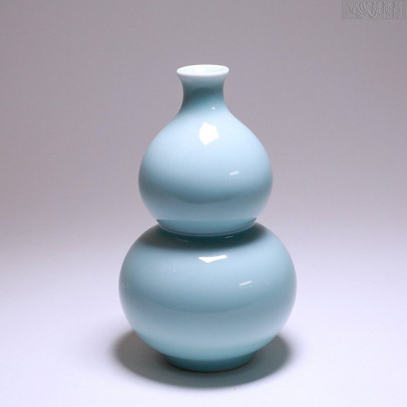 “Fortune, Prosperity and Longevity” Gourd-Shaped Treasure Vase – 16cm Pale Blue