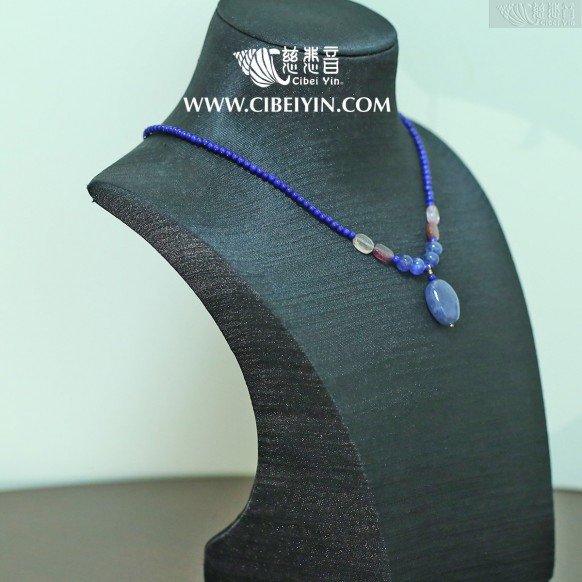 "Beamed with happiness" Sapphire Necklace