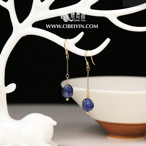 "Bright moon, a thousand miles" 18K Gold sapphire earrings